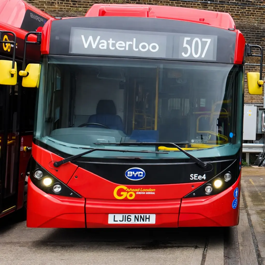 AD Series high-brightness LCD destination display for public transport